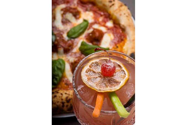Ad ogni pizza il suo cocktail (Pizza Social Lab a Napoli Food pairing con cocktail d'autore) Ad ogni pizza il suo cocktail (Pizza Social Lab a Napoli Food pairing con cocktail d'autore)