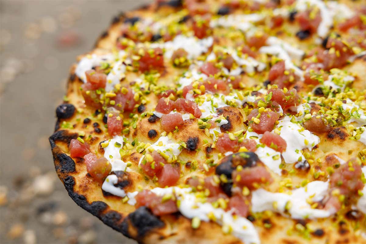Pizza con tartare di tonno, burrata, pistacchio e zeste di lime