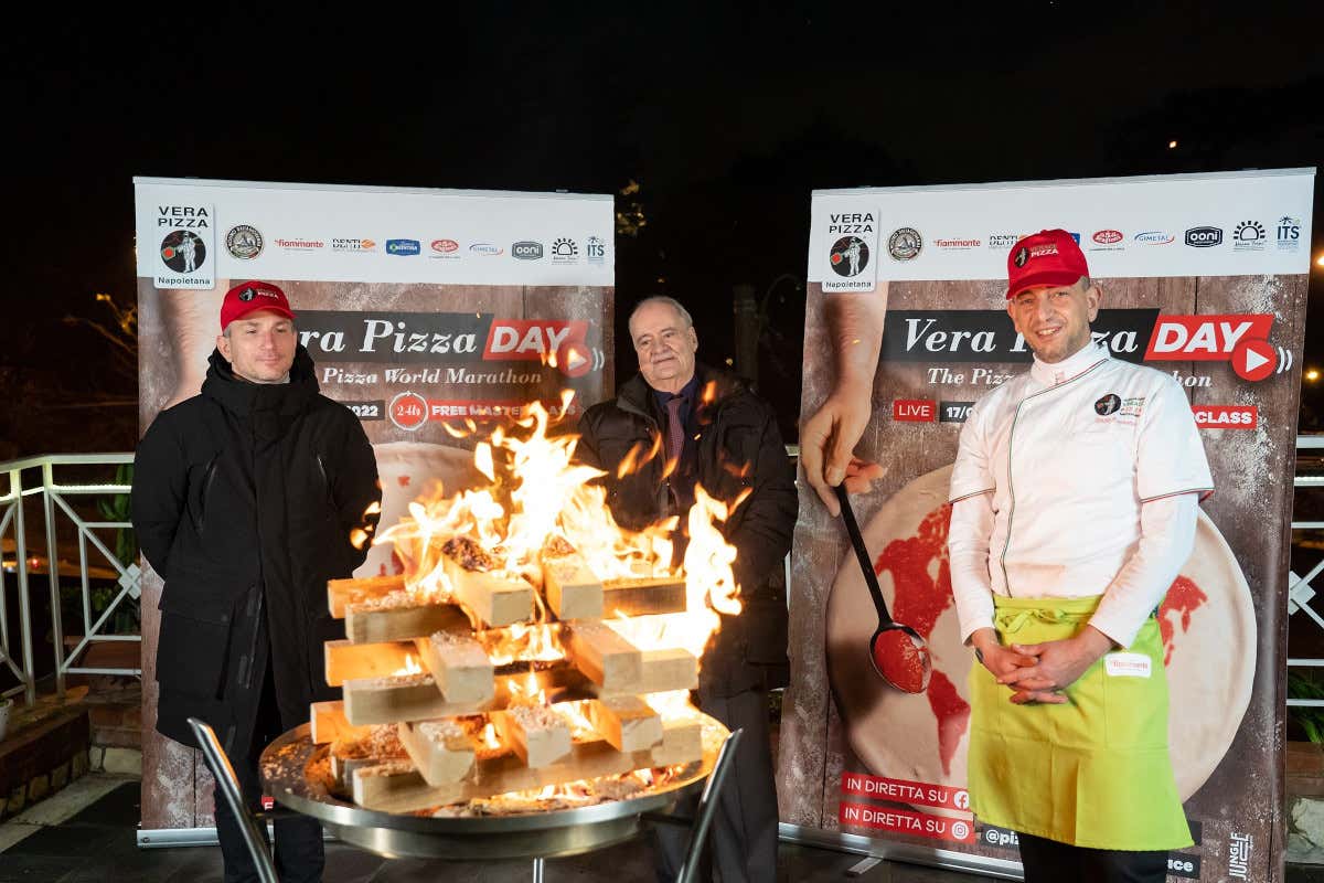 Pizza day da sinistra: il consigliere direttivo Paolo Surace, il Presidente AVPN Antonio Pace  e il pizzaiolo Enzo Esposito  La maratona della pizza ha dato i numeri: in 700mila sui social