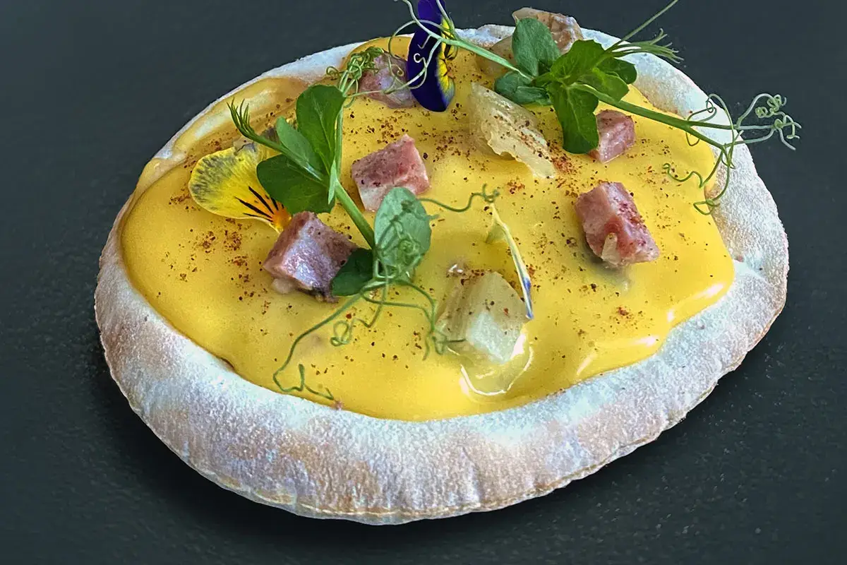 Pizza di cardi e cotechino con spuma di fonduta di Fontina Dop d&rsquo;Alpeggio, polvere di cipolle rosse Pizza di cardi e cotechino con fonduta di Fontina Dop