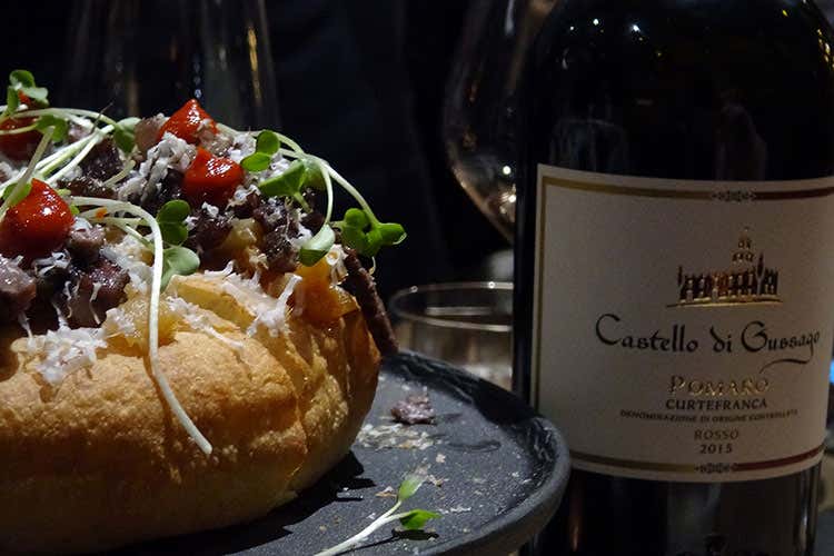 (Pizza gourmet e calici franciacortini I vini di Castello di Gussago da Era Pizza)
