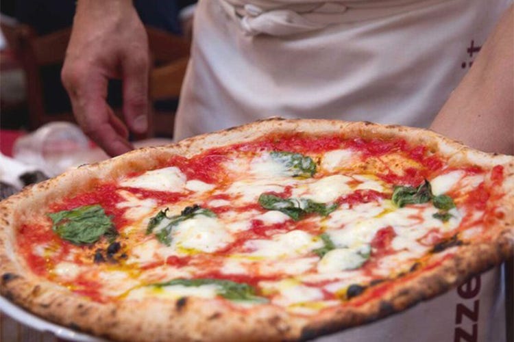 Pizza, il fuori casa conviene di più  Napoli è la città più economica