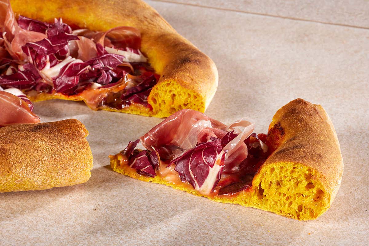 Pizza crudo e radicchio di Luigi Stamerra Vitala Zen Sole, il grano incontra la curcuma per impasti innovativi Pizza crudo e radicchio di Luigi Stamerra Vitala Zen Sole, il grano incontra la curcuma per impasti innovativi
