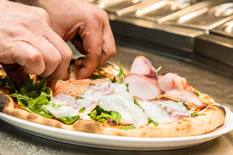(Pizza social alla Triennale di Milano Amicizia e abbinamenti gourmet) (Pizza social alla Triennale di Milano Amicizia e abbinamenti gourmet)