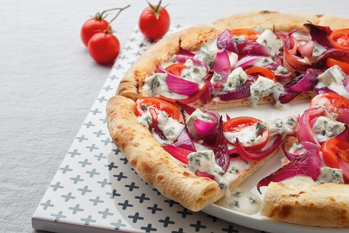 Pizza con Gorgonzola Dop, cipolle rosse e pomodorini Pizza con Gorgonzola Dop cipolle rosse e pomodorini