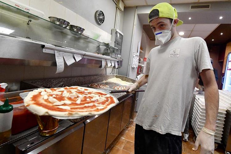 Disposizioni di sicurezza alla riapertura - Tovagliette monouso e menu digital Le idee dei pizzaiuoli napoletani