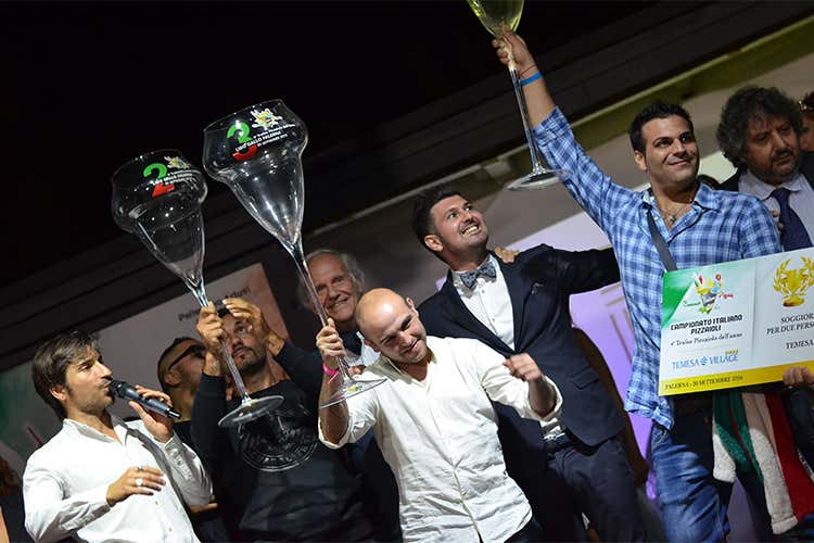 In primo piano, i tre vincitori: Massimiliano Nastasi (2&deg; classificato), Salvatore Territo (3&deg; classificato) e Davide Biancardi (1&deg; classificato)