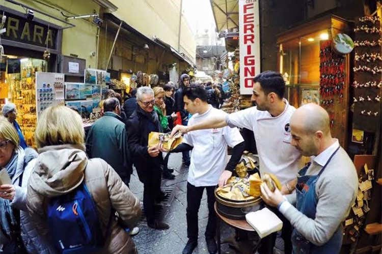 Pizze a portafoglio in omaggio a Napoli Un gesto tradizionale in vista del Natale Pizze a portafoglio in omaggio a Napoli Un gesto tradizionale in vista del Natale