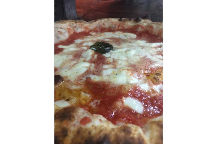 Pizzeria Sorbillo spegne dieci candeline Il forno in mano a Vincenzo Iannucci Pizzeria Sorbillo spegne dieci candeline Il forno in mano a Vincenzo Iannucci