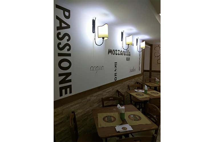 Pizzeria Sorbillo spegne dieci candeline Il forno in mano a Vincenzo Iannucci Pizzeria Sorbillo spegne dieci candeline Il forno in mano a Vincenzo Iannucci