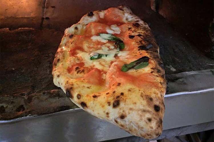 Pizzeria Sorbillo spegne dieci candeline Il forno in mano a Vincenzo Iannucci Pizzeria Sorbillo spegne dieci candeline Il forno in mano a Vincenzo Iannucci