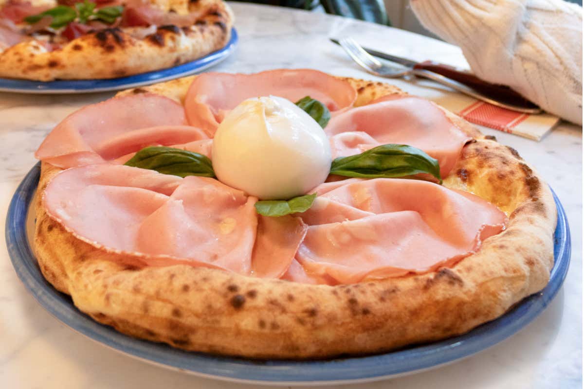 Sette anni di Pizzium: festa con pizza speciale e bollicine