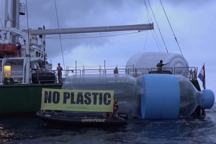 Un'iniziativa di Greepeace contro la plastica in mare (Plastica, la petizione di Greenpeacefa cedere Coca Cola e PepsiCo)