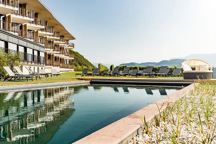 La piscina naturale dell'Hotel Plattenhof Le pi&ugrave; belle piscine tra i vigneti? Tappa in Alto Adige