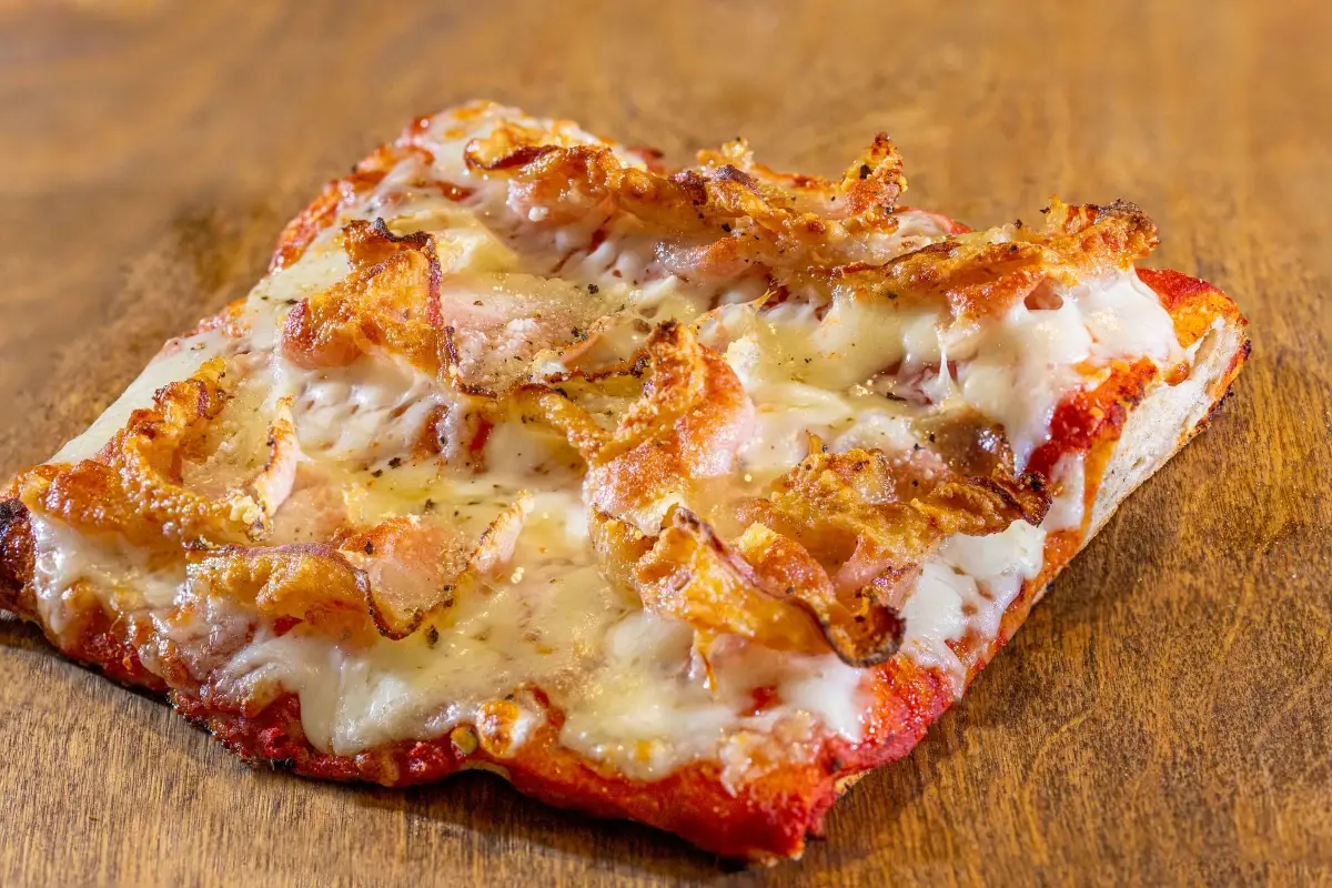 L'Amatriciana di Play Pizza Play Pizza: a Milano si gusta il vero trancio alla romana