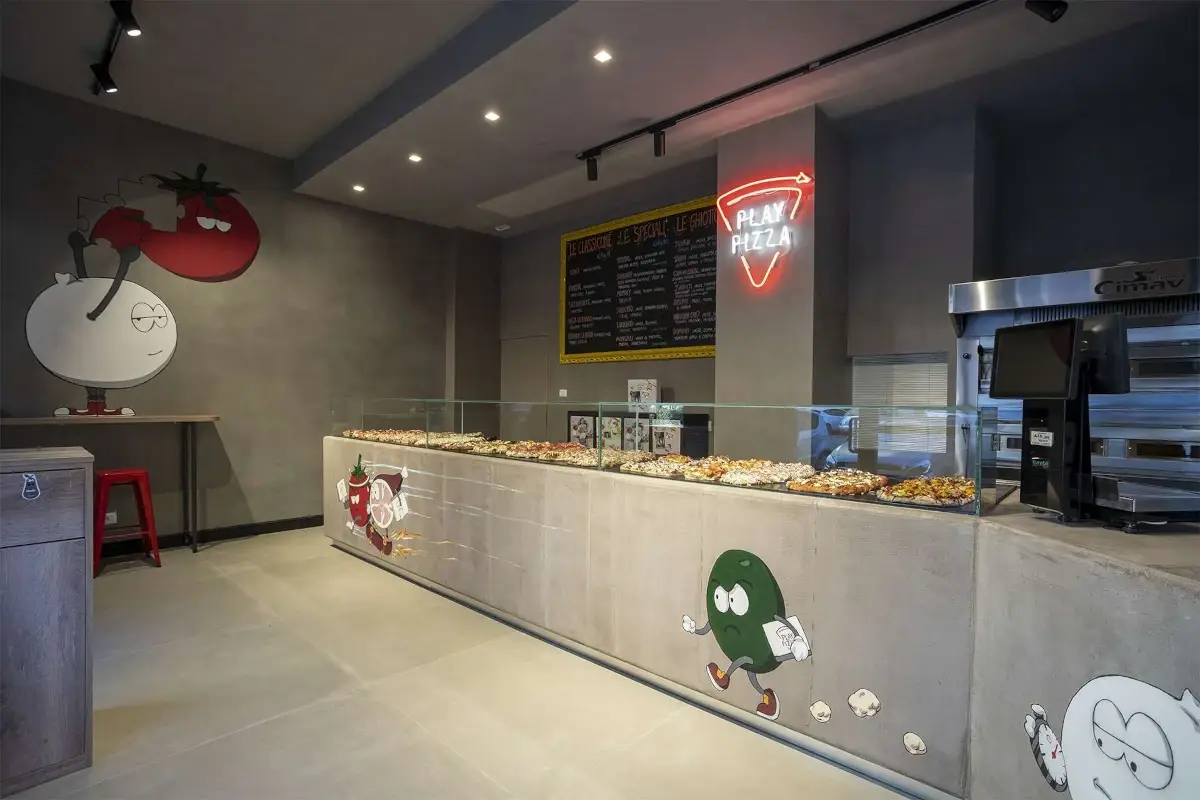 Play Pizza Milano, l'interno col bancone Play Pizza: a Milano si gusta il vero trancio alla romana