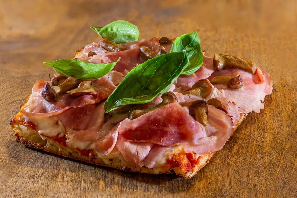 La cotto e funghi di Play Pizza Milano Play Pizza: a Milano si gusta il vero trancio alla romana