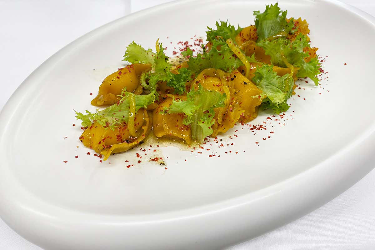 Plin di pasta all’uovo farciti di cacio romano su salsa al pepe rosa, scarolina e sfusato amalfitano candito All’Hotel Aleph di Roma il menu estivo è un viaggio di gusto in Italia
