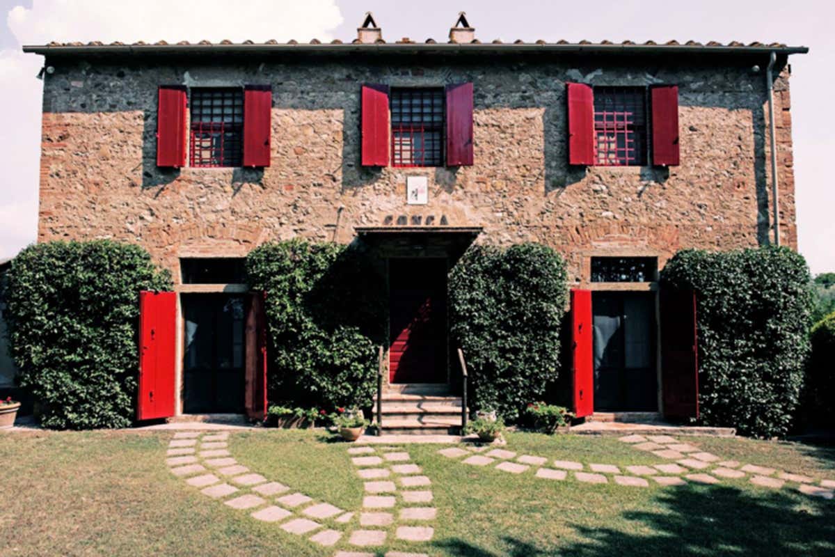 Podere Conca: il casale ottocentesco dalle imposte rosse Podere Conca festeggia il primo lustro con Apistos Igt Costa Toscana