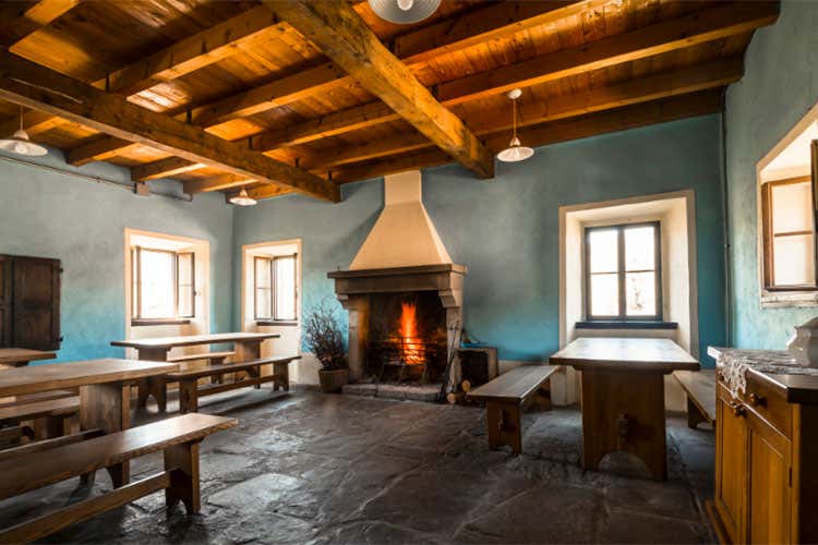 La sala del camino dell&rsquo;Ostello Podesteria di Gombola. Foto: Contini Smart working con vista? In Emilia-Romagna per tutti gusti