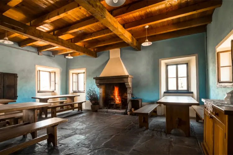 La sala del camino dell&rsquo;Ostello Podesteria di Gombola. Foto: Contini Smart working con vista? In Emilia-Romagna per tutti gusti