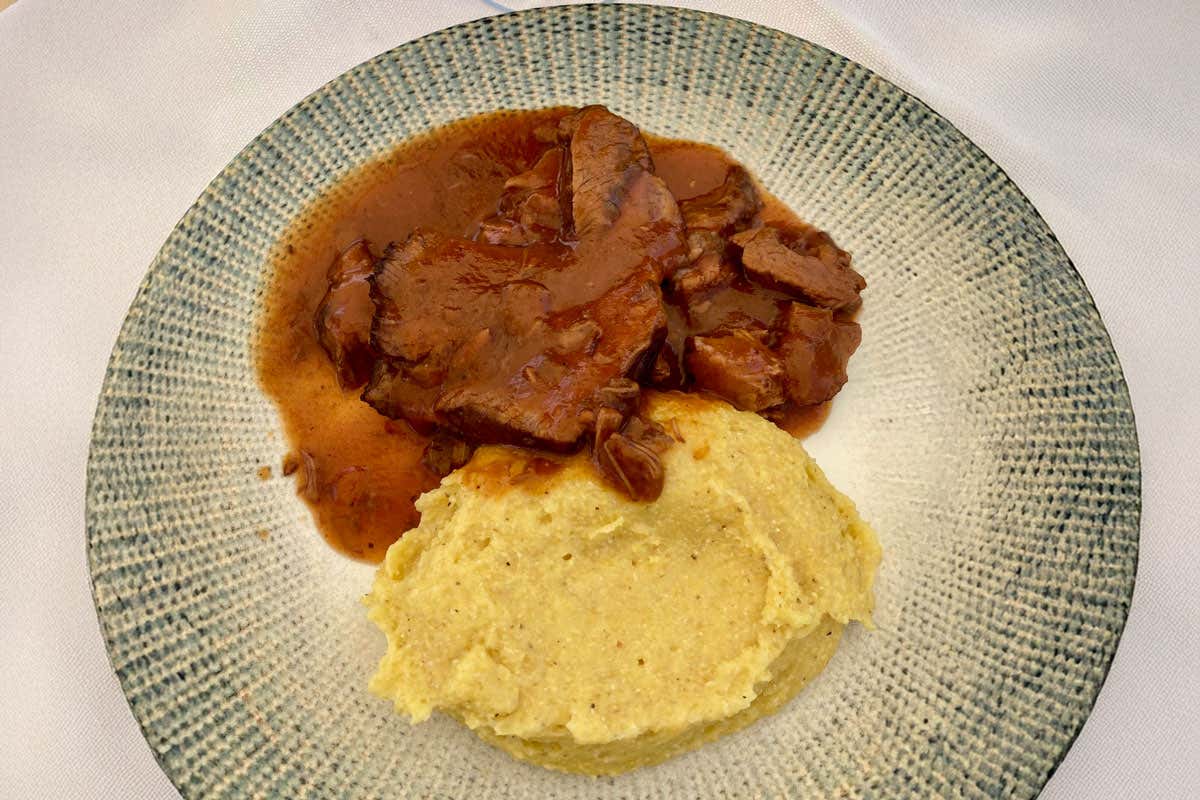 Il ristorante a quasi 1.000 m con vista sul lago di Como che sembra un rifugio alpino