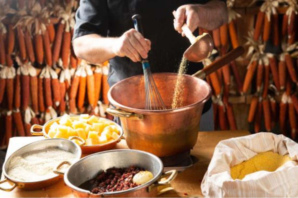 Nella mattinata di domenica si svolgeranno le Polentiadi, la supersfida a colpi di trisa, il mestolo di legno utilizzato per mescolare la polenta A Storo le
