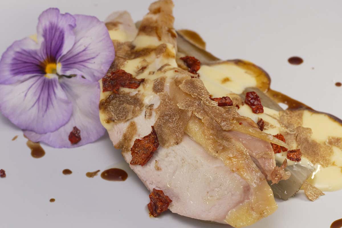 Pollo di Bresse con cardi stufati, fonduta di toma piemontese, tartufo bianco La Cucina di Longino: il menu di Natale con Claudio Sadler