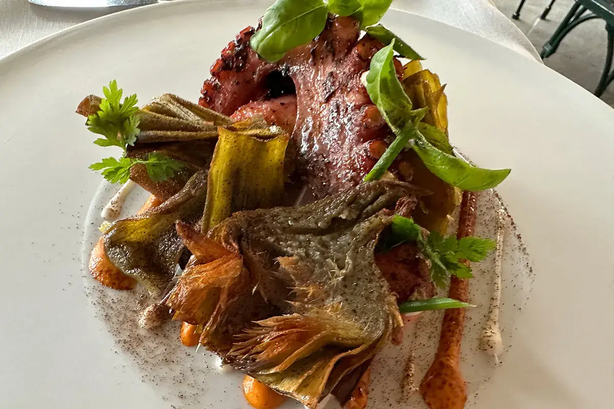 Polpo alla brace, carciofi, rafano e romesco Splendido Mare a Portofino: lusso, relax e cucina gourmet