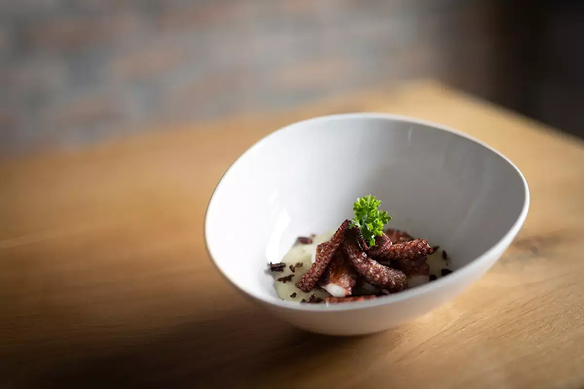 Polpo scottato con spuma di patate e polvere di olive taggiasche Hostaria Castello, a Venezia come sull’Orient Express