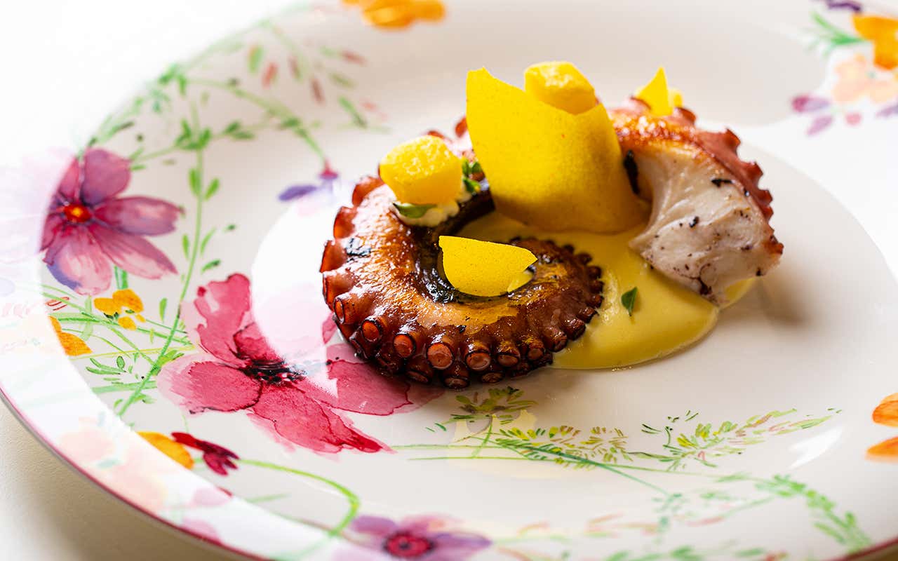 Polpo arrosto con crema di patate e patate in consistenza  Il mare a Roma in un ristorante di... Livello 1