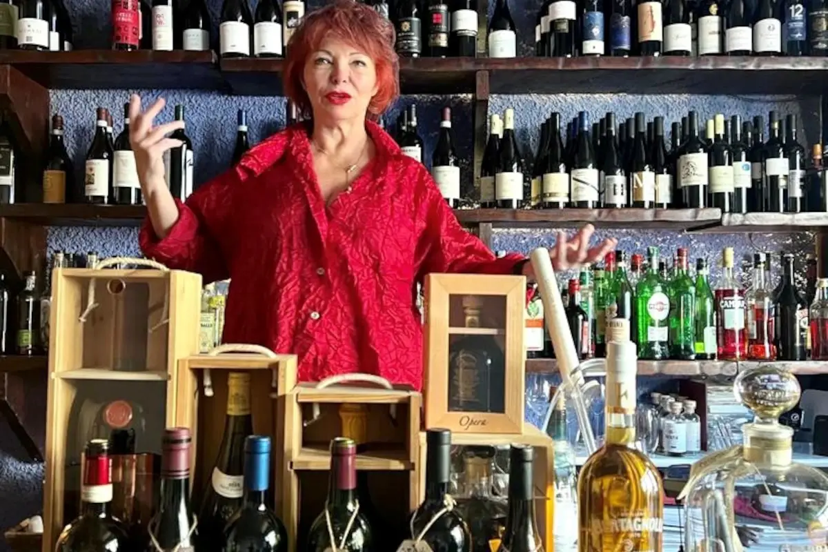 Maida Mercuri insieme alle bottiglie del Pont de Ferr Pont de Ferr addio: chiude un simbolo dell&rsquo;enogastronomia di Milano