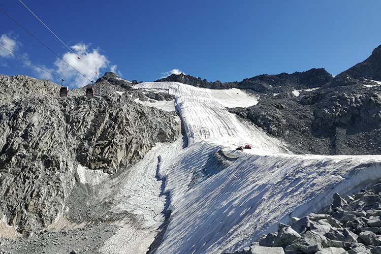I lavori proseguiranno per tutto il mese di settembre - Via i teli per proteggere il ghiaccio Comincia l'inverno a Pontedilegno