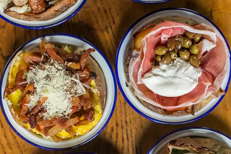 Ogni tipo di farcitura all'interno delle patate di Poormanger Poormanger sbarca a Milano Patate ripiene nel district Navigli