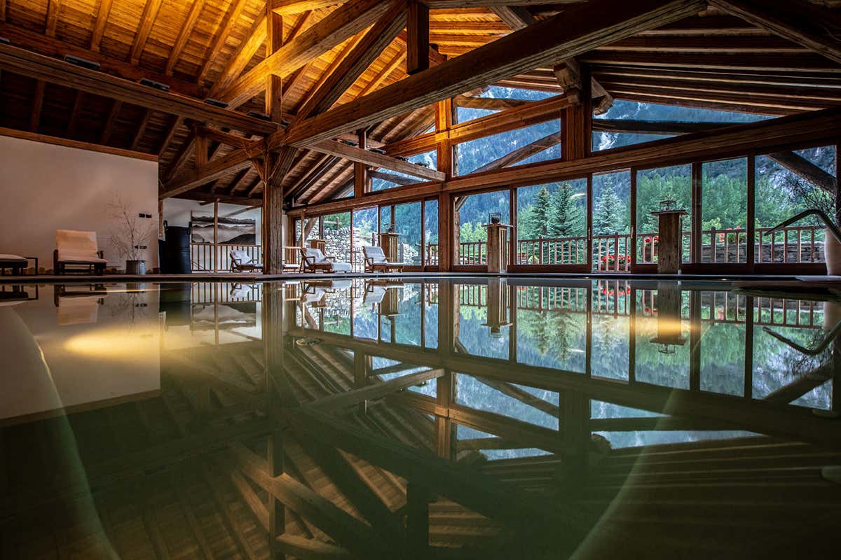 La piscina. Foto: Nicolò Balzani  Lusso e charme in uno chalet montano? Benvenuti al Au Coeur des Neiges