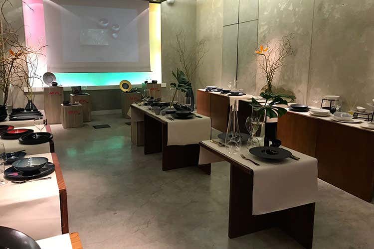 (Porcellane e vetreria a Milano L'ospitalità secondo Ros al FuoriSalone) (Porcellane e vetreria a Milano L'ospitalità secondo Ros al FuoriSalone)