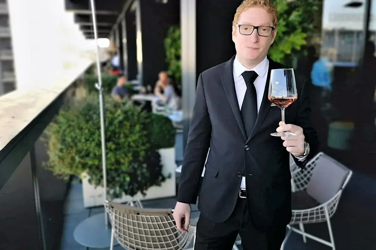 Chi decide davvero il prezzo del vino al ristorante? Numeri, ricarichi e nuove regole