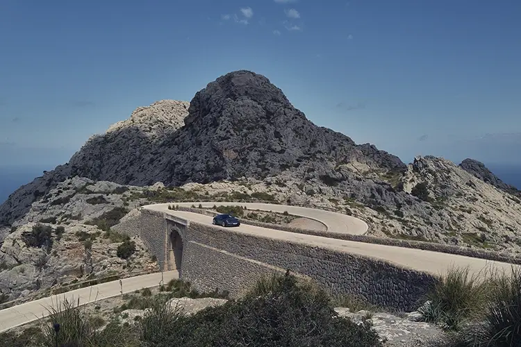 Il nome pacchetto Touring risale a una variante di equipaggiamento della 911 Carrera RS del 1973 Vacanze in auto con stile? Il pacchetto Touring della Porsche