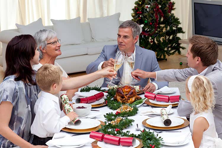 Pranzo di Natale, oltre 3 ore in cucina Spesa da 4,4 miliardi di euro, +2% Pranzo di Natale, oltre 3 ore in cucina Spesa da 4,4 miliardi di euro, +2%