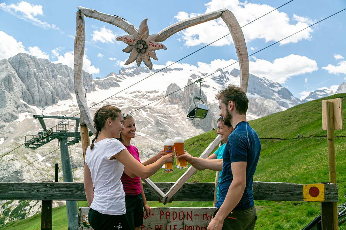 Pranzo in rifugio. Foto: Ctm Marmolada da scoprire tra borghi ''dog'', storia e sport in quota