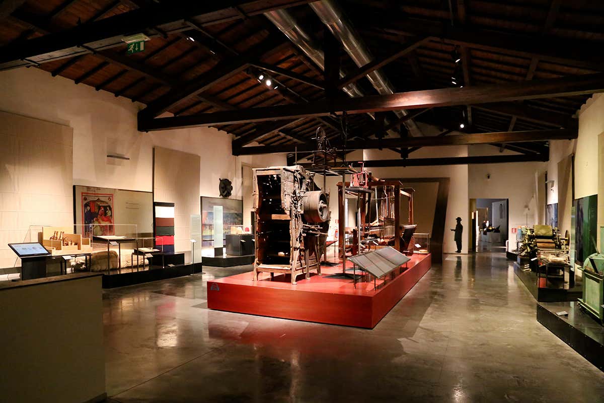 Il Museo del Tessuto di Prato racconta il cuore produttivo della moda italiana, dove filati, telai e sperimentazione tecnica rivelano l’origine dell’eccellenza tessile toscana