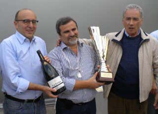 Premio Franco Tommaso Marchi consegnato a Sandro Romano (al centro) da Claudio Zeni e Giancarlo Colombo
