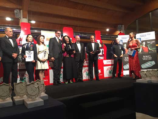 Al centro: Cinzia Ferro con il trofeo di Lady Amarena; a sinistra, Nicola Fabbri
