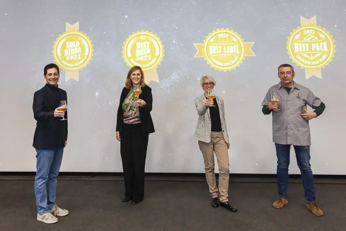 Lorenzo Dardano, Alessandra Albarelli, Giovanna Voltolini e Lorenzo Dabove aka Kuaska alla premiazione di Solobirra 2021 Sono aperte le iscrizioni ai contest di Solobirra 2022!