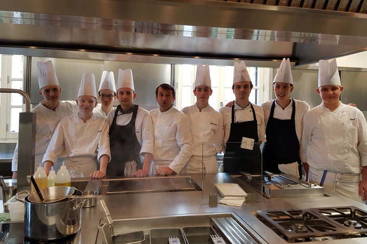 (Premio IaT, giovani in prima linea Studenti di 5 scuole in cucina coi grandi) (Premio IaT, giovani in prima linea Studenti di 5 scuole in cucina coi grandi)