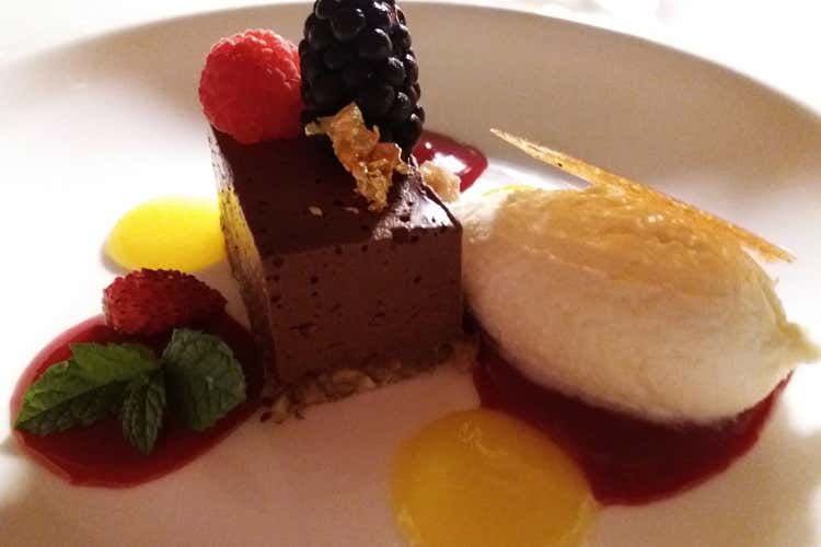 Bavarese al cioccolato, gelato e frutti rossi (Ristorante Mater Terrae di Roma Ultima tappa del Premio Laudemio 2018)