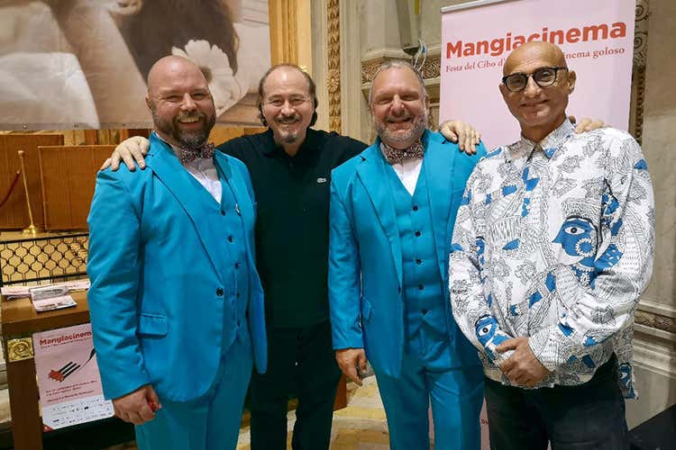I Gemelli Ruggeri (Eraldo Turra e Luciano Manzalini) con i registi Diego Schiavo e Marco Melluso a Mangiacinema 2019 (foto: Stefano Bighini) - Premio Mangiacinema Pop a Gemelli Ruggeri e Stefano Disegni I Gemelli Ruggeri (Eraldo Turra e Luciano Manzalini) con i registi Diego Schiavo e Marco Melluso a Mangiacinema 2019 (foto: Stefano Bighini) - Premio Mangiacinema Pop a Gemelli Ruggeri e Stefano Disegni
