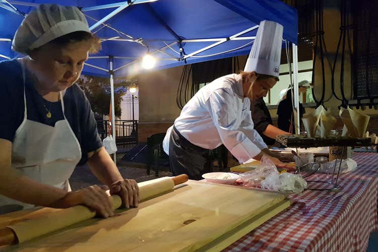 La preprazione delle pencianelle - Il Grand Tour delle Marche dedica una serata ai poeti contadini