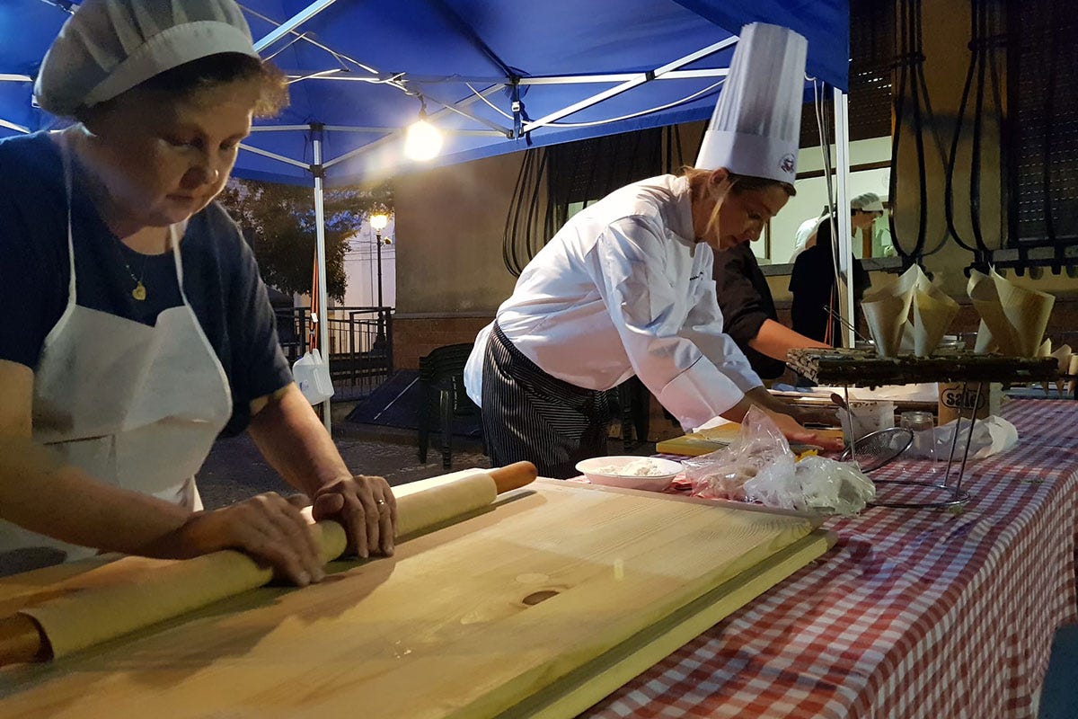 Preparazione delle pencianelle, tipica pasta locale Alla scoperta delle Alte Marche, tra cibo e cultura