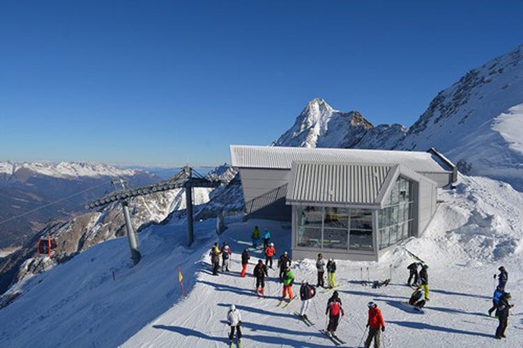 Apre il rifugio Panorama 3.000 Glacier  Neve e brindisi Ferrari al Passo Presena